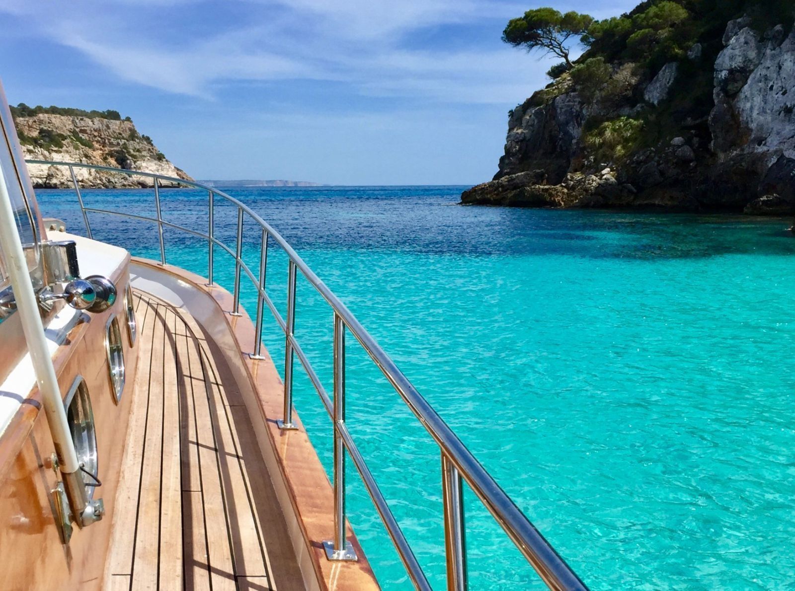 Discover our luxury yachts